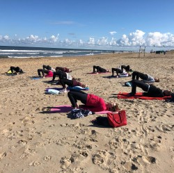 Strandyoga onder een blauwe lucht aan de Wassenaarse Slag