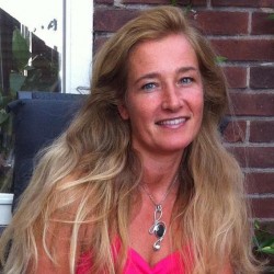Portret van yogadocent Caroline van den Ende