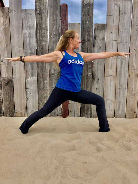 Caroline van den Ende in krijgerhouding op het strand