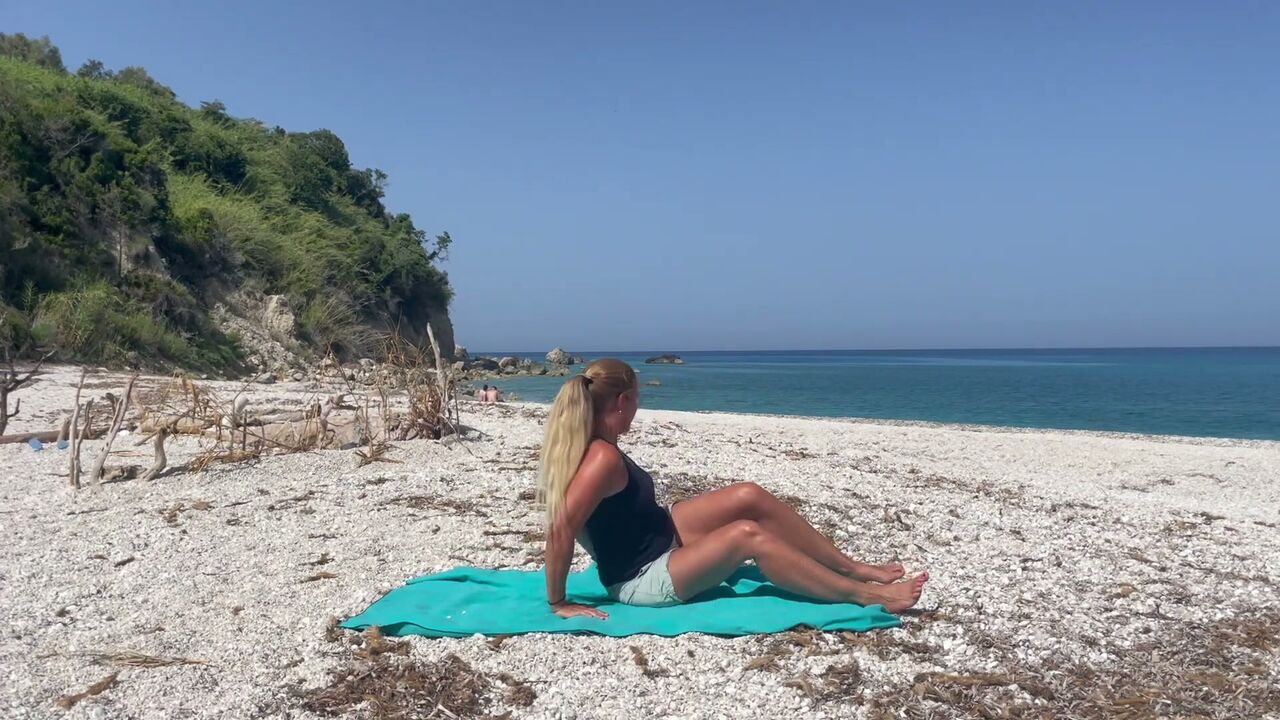 Caroline van den Ende op een strand in Griekenland tijdens de opname van een yin-les