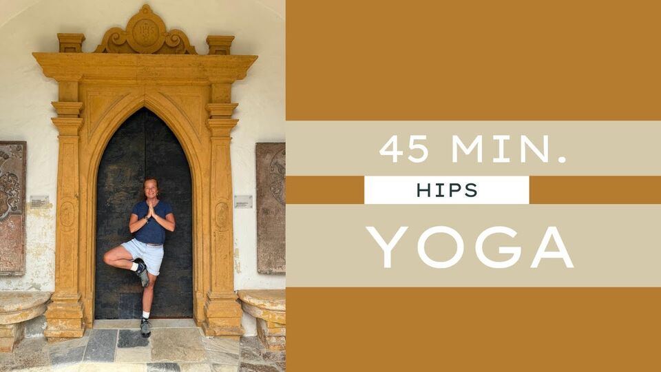 Caroline in boomhouding voor een poort, omslag van de les Hips yoga